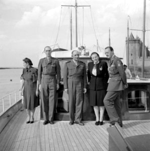 Prinses Juliana, prins Bernhard, met snor, generaal de Lattre de Tassigny en and, Bestanddeelnr 255-7603