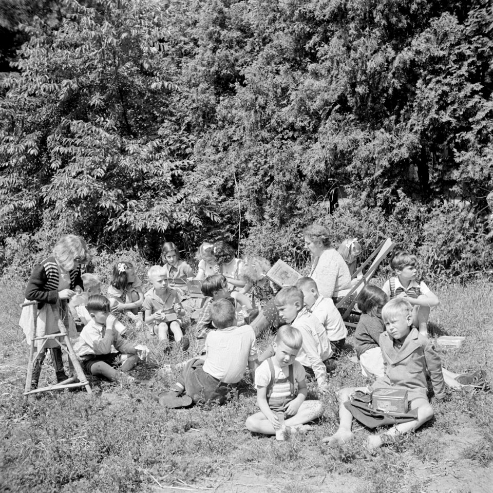 Prinses Irene met enkele andere leerlingen in de tuin, Bestanddeelnr 255-7381