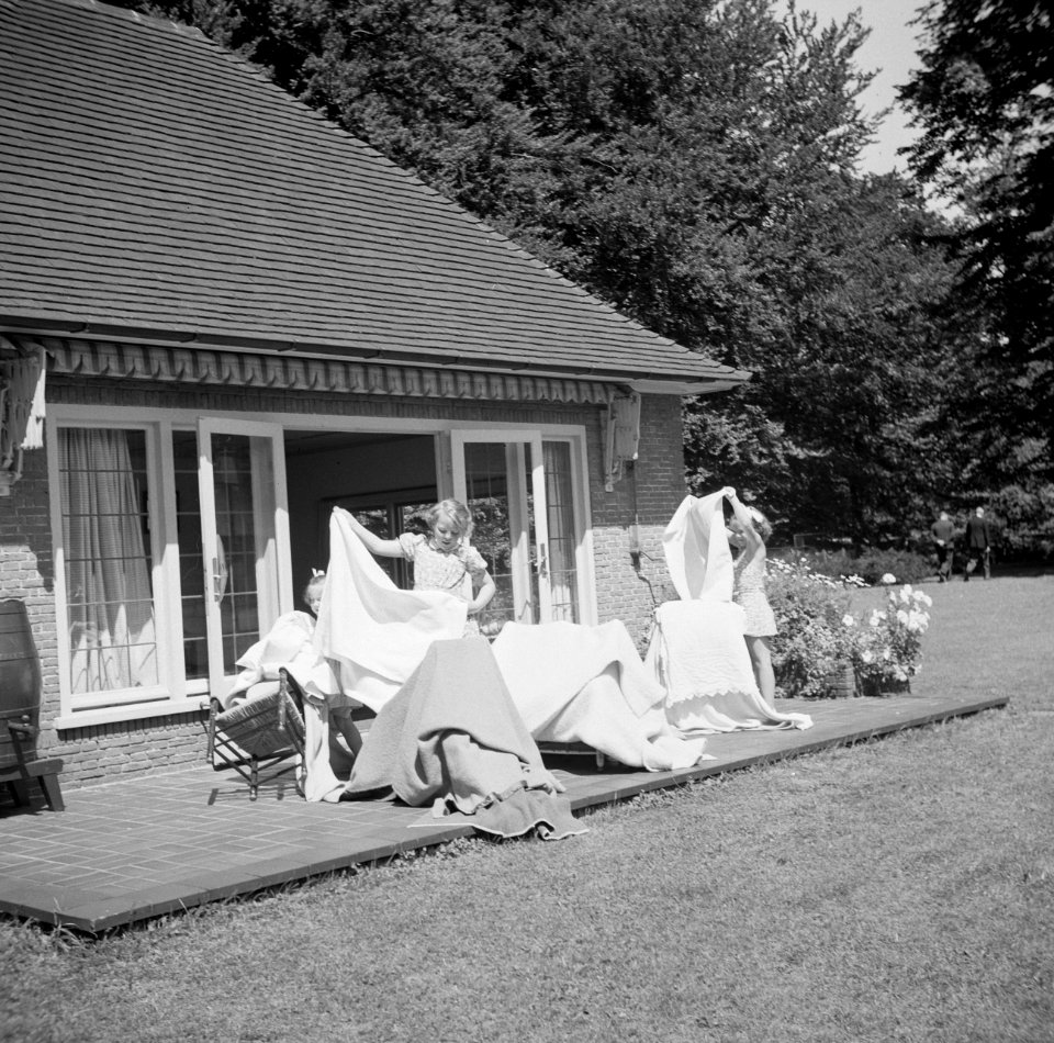 Prinses Margriet bij het zomerhuisje in het park van het paleis, Bestanddeelnr 255-7873