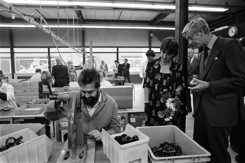 Prinses Margriet bekijkt werkzaamheden van deze gehandicapte man, Bestanddeelnr 931-0518