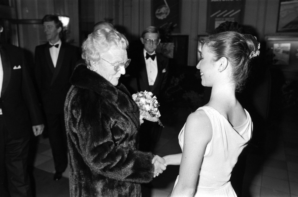 Prinses Juliana (l), op de achtergrond mr. Pieter van Vollenhoven (m), Bestanddeelnr 932-7476
