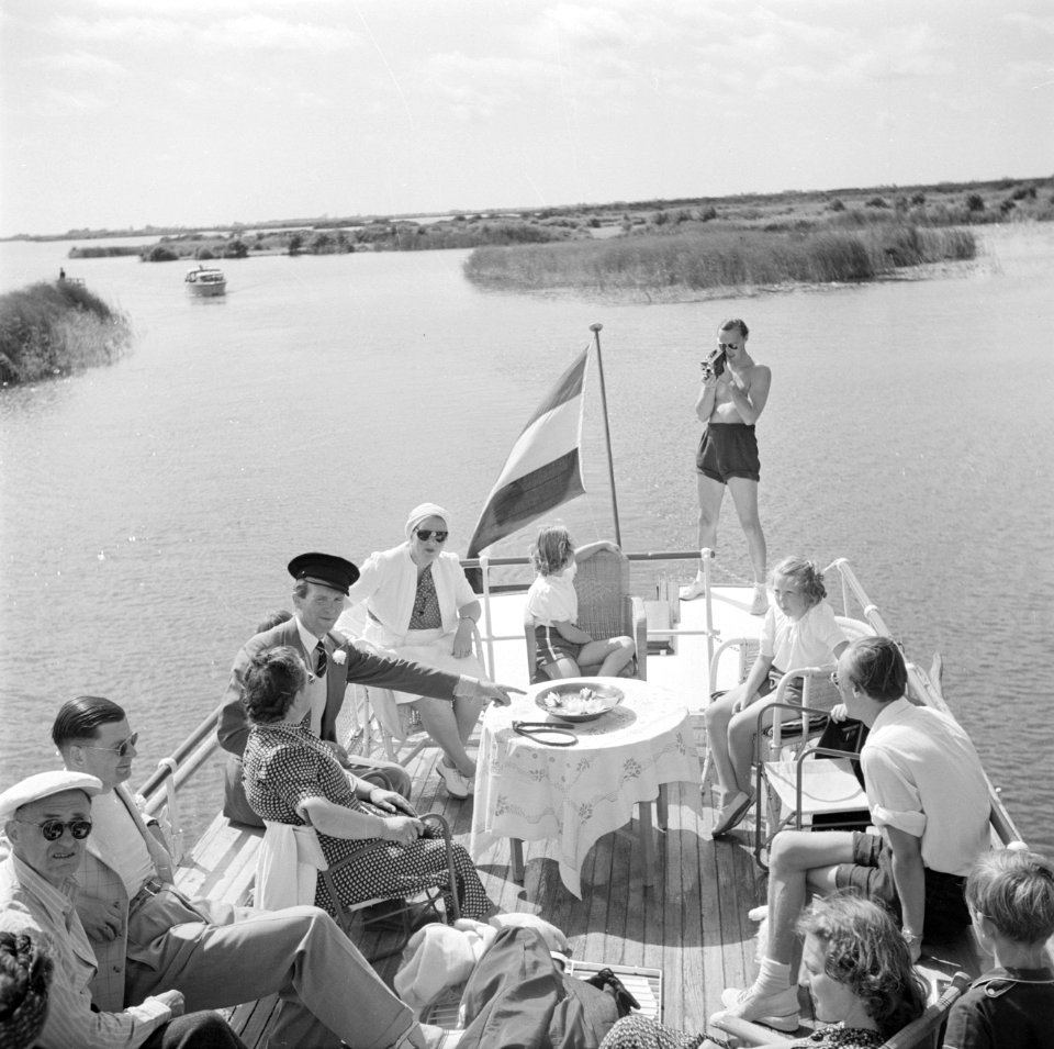 Prinses Juliana, prinses Beatrix, prinses Irene, kinderjuffrouw Rita Pennink en , Bestanddeelnr 255-7475