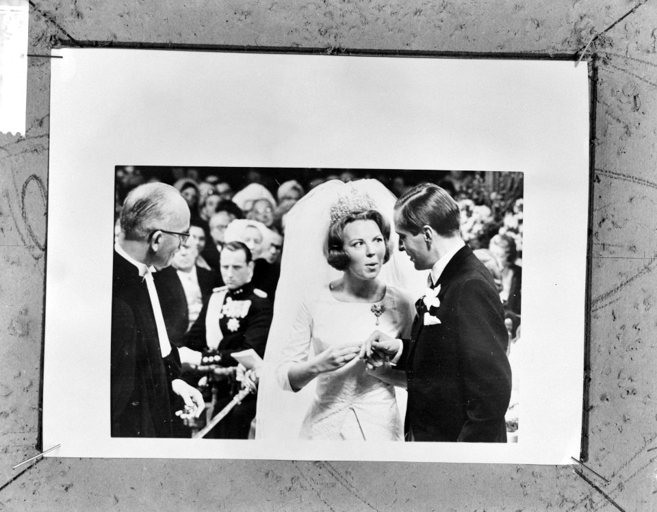 Prinses Beatrix en Claus wisselen ringen. links dominee Kater wissel ringen, Bestanddeelnr 918-9042