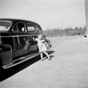 Prinses Margriet bij een hofauto voor het paleis, Bestanddeelnr 255-7505