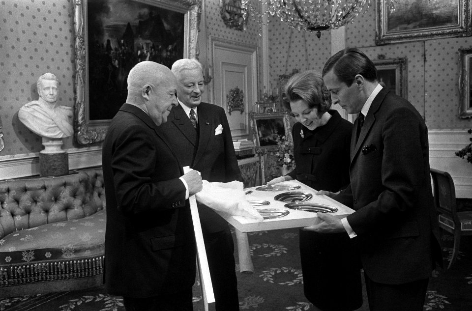 Prinses Beatrix en Claus namen eerste geschenkendoos in ontvangst op Paleis Soes, Bestanddeelnr 918-8055