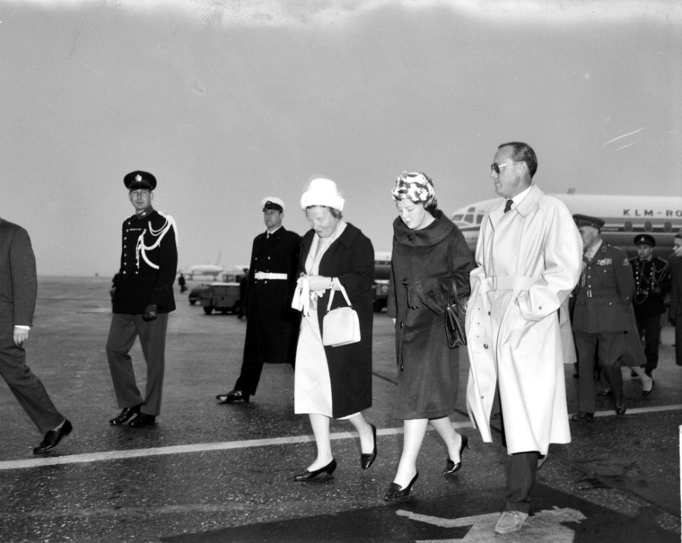 Prinses Beatrix en Prins Bernhard terug uit Amerika koningin Juliana , Prinses , Bestanddeelnr 915-0987