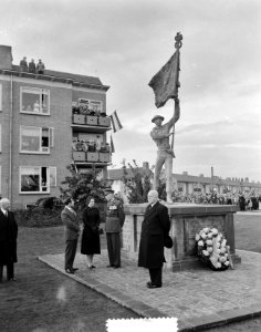 Prinses Irene onthult het monument voor de Prinses Irenebrigade in Tilburg, Bestanddeelnr 907-4076