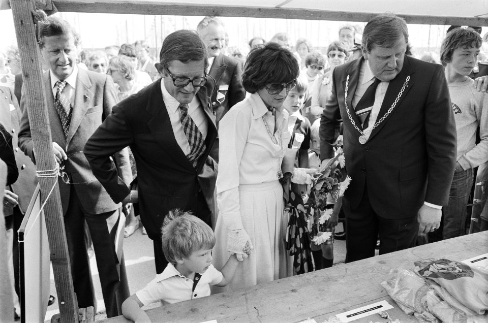 Prinses Margriet en gezin bij opening nieuwe jachthaven Scharrendijke (Zeeland), Bestanddeelnr 929-8533
