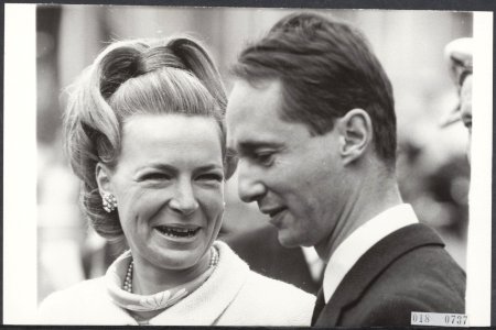 Prinses Irene heeft hier het grootste plezier om een grapje van haar man prins C, Bestanddeelnr 018-0737