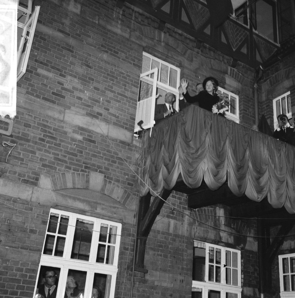 Prinses Beatrix en Claus bezoeken Hitzacker. Prinses Beatrix op het balkon, Bestanddeelnr 918-2549