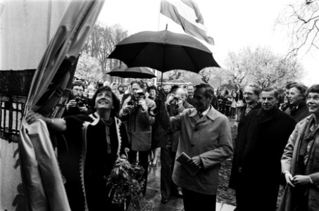 Prinses Margriet bezoekt Friesland Margriet opent school van het medisch kinder, Bestanddeelnr 929-6677