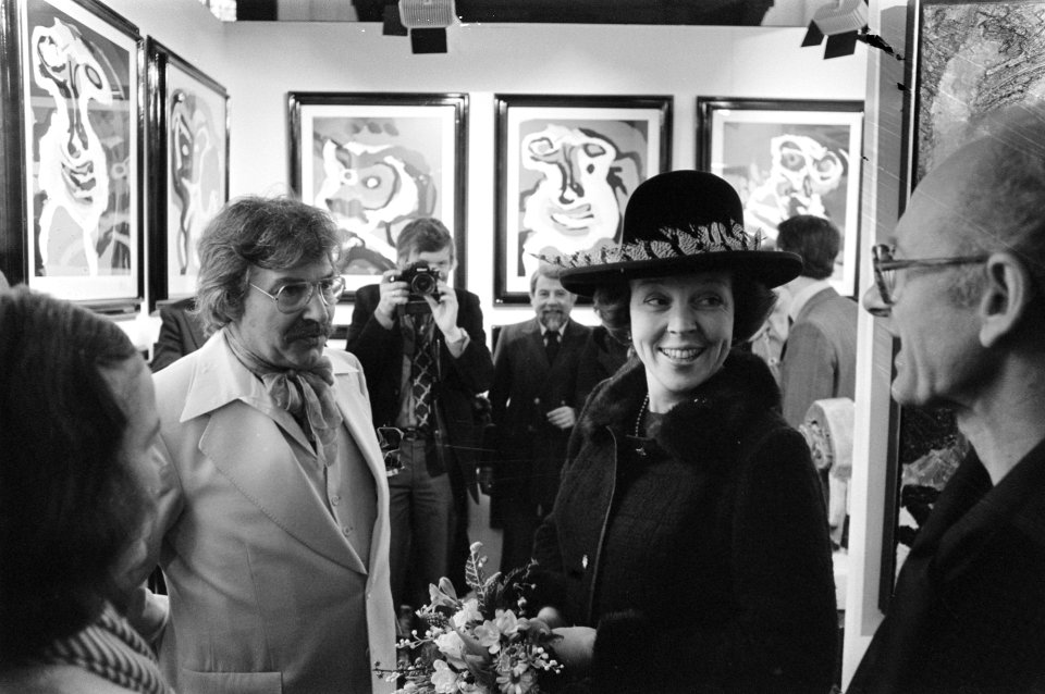 Prinses Beatrix en Karel Appel bij enkele van zijn schilderijen, Bestanddeelnr 929-1038