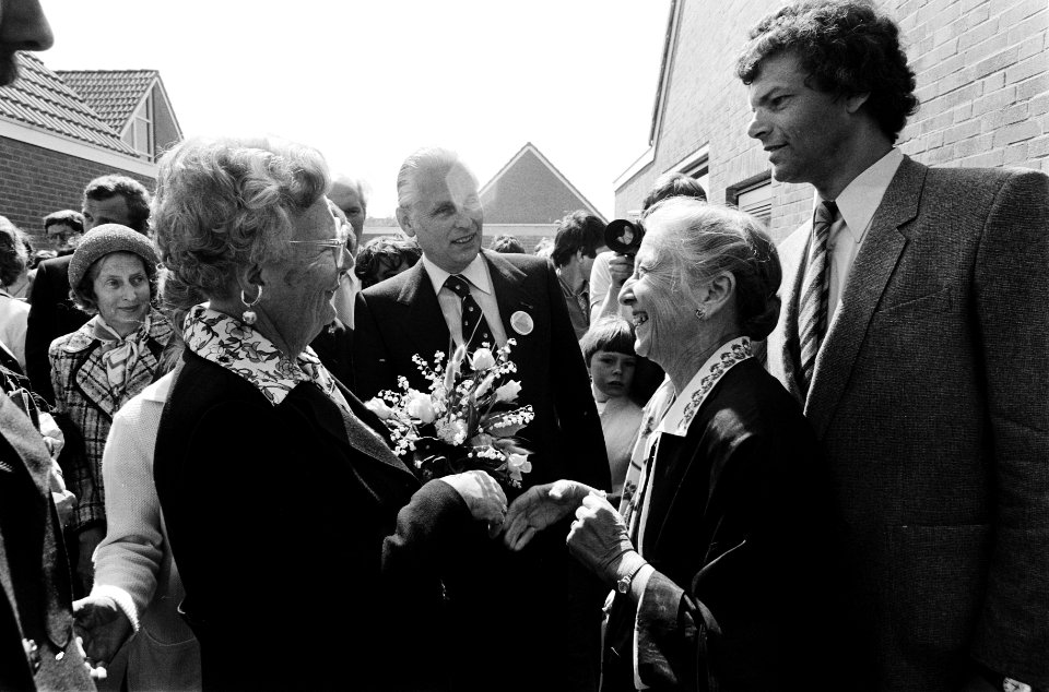 Prinses Juliana woont lentefeest bij tgv opening nieuwe gebouwen Steinmetz St, Bestanddeelnr 930-8402