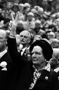Prinses Juliana en prins Bernhard zijn in Den Haag aanwezig bij de onthulling va, Bestanddeelnr 930-8117
