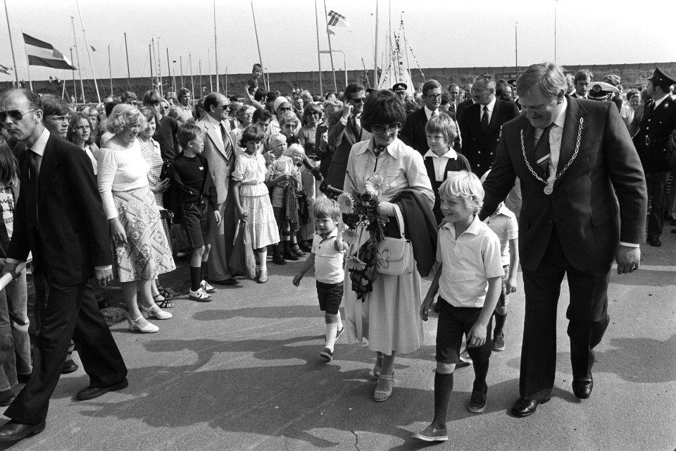 Prinses Margriet en gezin bij opening nieuwe jachthaven Scharrendijke (Zeeland), Bestanddeelnr 929-8531