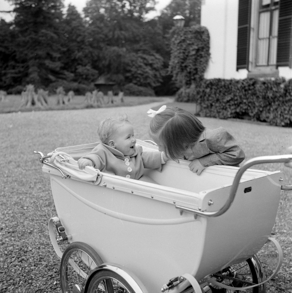 Prinses Margriet buigt zich over de kinderwagen met daarin prinses Christina, Bestanddeelnr 255-7519