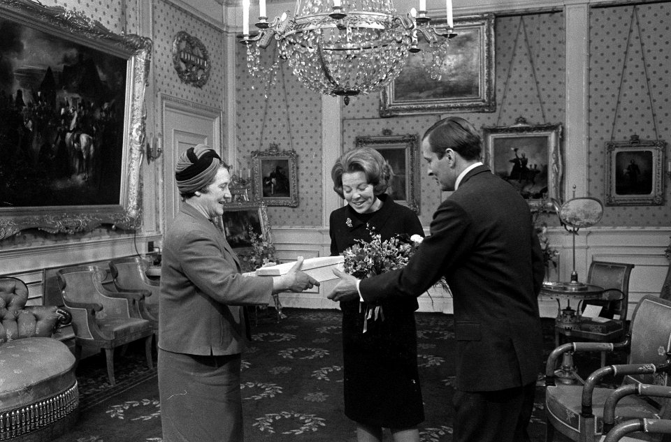 Prinses Beatrix en Claus namen eerste geschenkendoos in ontvangst op Paleis Soes, Bestanddeelnr 918-8051
