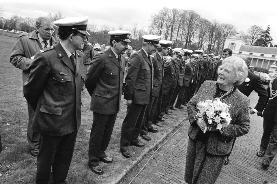 Prinses Juliana en prins Bernhard namen defile wegenwacht af prinses Juliana lo, Bestanddeelnr 933-6329