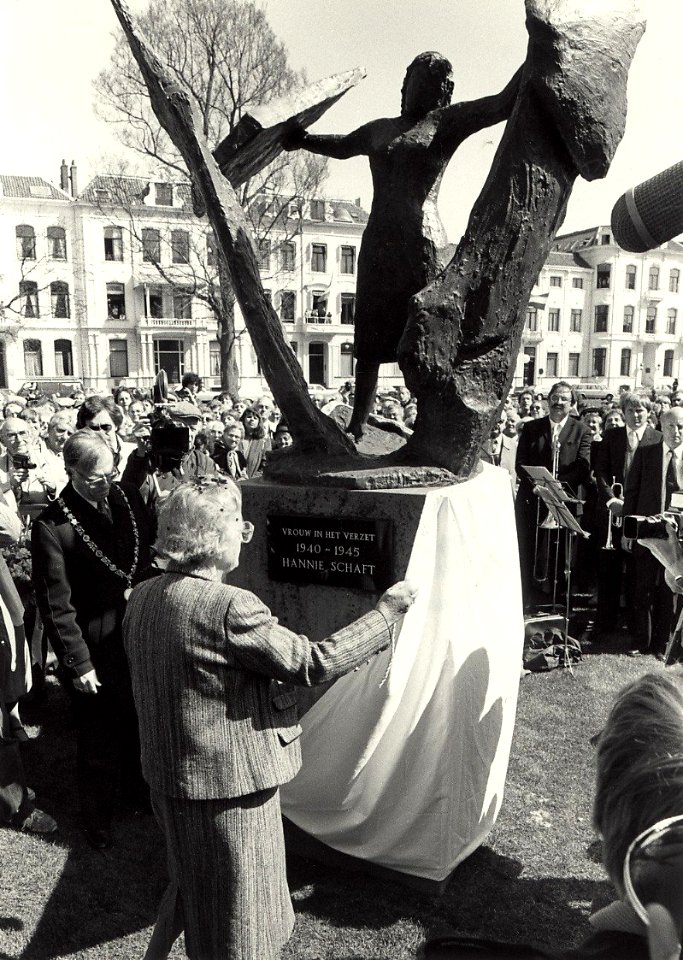 Prinses Juliana onthult het beeld van Hannie Schaft in het Kenaupark. Geschonken in 1983 door B en W. Ver. Haerlem Jaarboek 1982, blz. 172. United Photos de Boer bv. - Negatiefnummer 21862 K 18 A