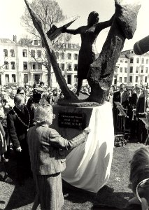 Prinses Juliana onthult het beeld van Hannie Schaft in het Kenaupark. Geschonken in 1983 door B en W. Ver. Haerlem Jaarboek 1982, blz. 172. United Photos de Boer bv. - Negatiefnummer 21862 K 18 A
