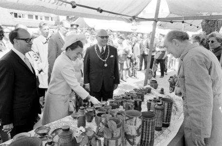 Prinses Margriet bij een kraam van een houtbewerker. Rechts van haar burgemeeste, Bestanddeelnr 920-4111