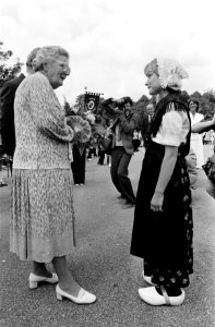 Prinses Juliana heeft een houten zitbank van de bevolking van Soest aangeboden g, Bestanddeelnr 931-5174