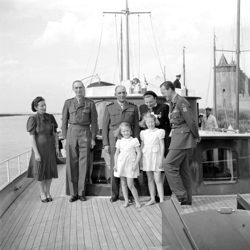 Prinses Juliana, prins Bernhard, met snor, prinses Beatrix, prinses Irene, gener, Bestanddeelnr 255-7602