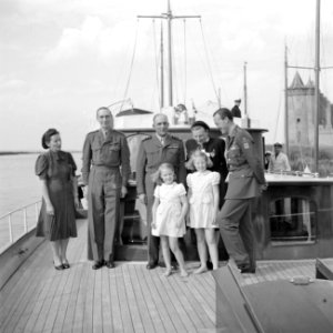 Prinses Juliana, prins Bernhard, met snor, prinses Beatrix, prinses Irene, gener, Bestanddeelnr 255-7602