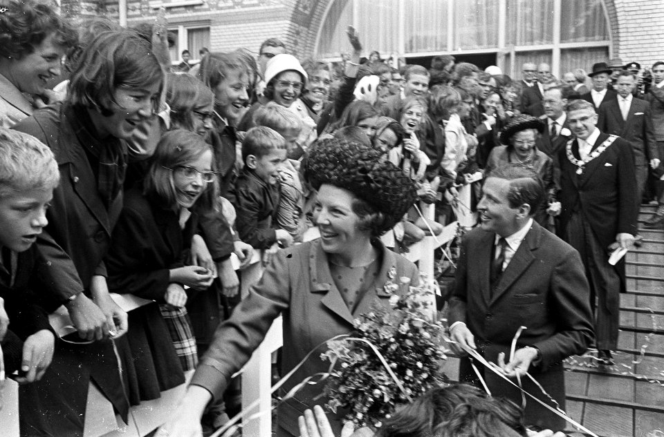 Prinses Beatrix en Claus bezoeken Rotterdam, bij het aan boord gaan van de rondv, Bestanddeelnr 917-9473
