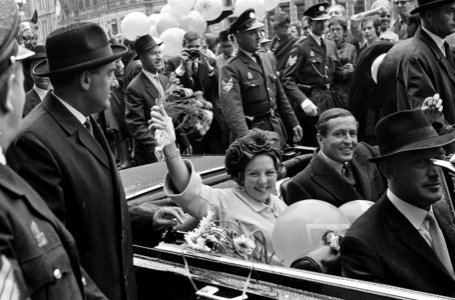 Prinses Beatrix en Claus bezoeken Amsterdam, rijtoer, Bestanddeelnr 917-9328