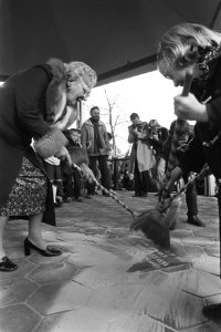 Prinses Juliana veegt, samen met enkele kinderen, zand van de herinneringstegel, Bestanddeelnr 931-7912