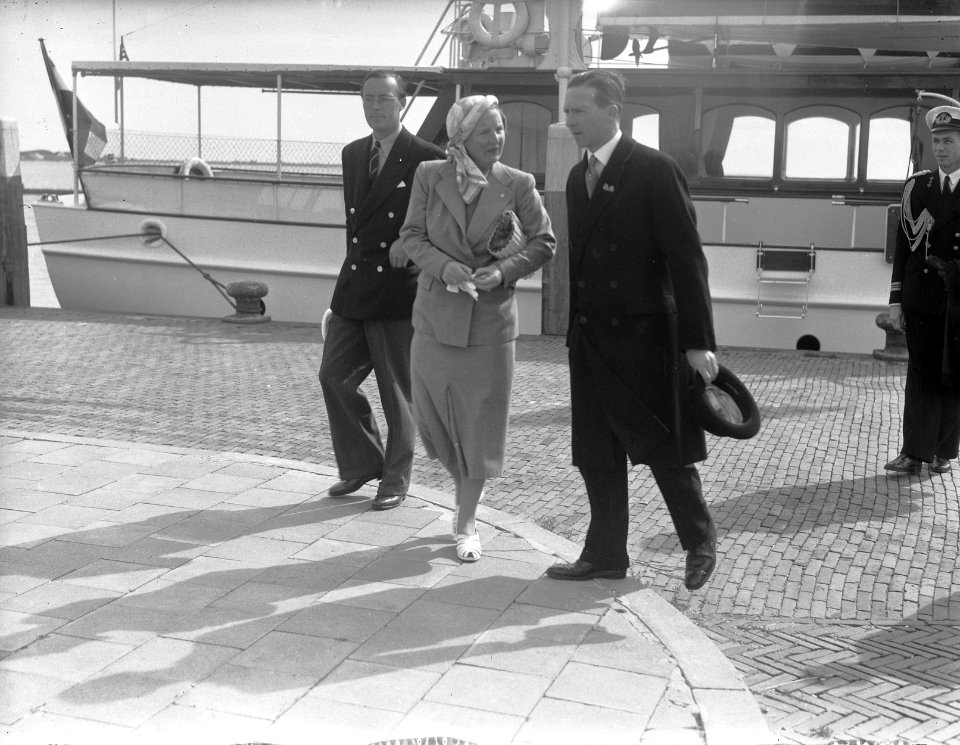 Prinselijke familie op Terschelling Prinselijk paar aan wal voor Piet Hein, Bestanddeelnr 902-8130