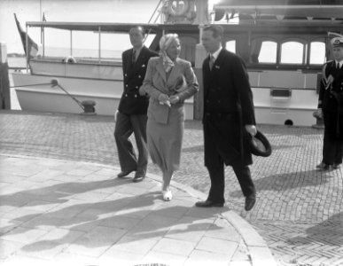 Prinselijke familie op Terschelling Prinselijk paar aan wal voor Piet Hein, Bestanddeelnr 902-8130