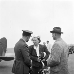 Prinses Juliana in gesprek met een luchtmachtofficier en gouverneur-generaal Tja, Bestanddeelnr 900-7301