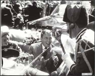 Prinses Beatrix en haar verloofde Claus von Amsberg brengen een bezoek aan Maast, Bestanddeelnr 017-0821