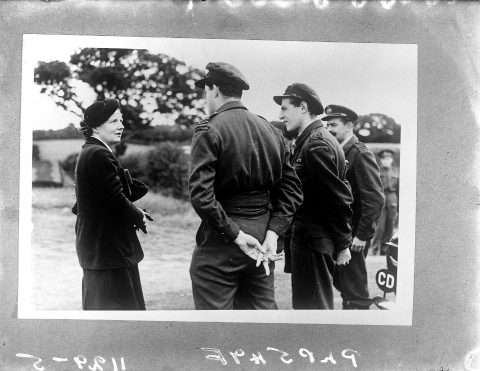Prinses Juliana in gesprek met twee vliegers. Rechts squadron leader L.C.M. van , Bestanddeelnr 934-8846
