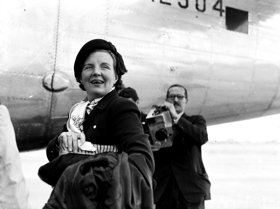 Prinses Juliana keer terug in Engeland na verblijf in Canada. Prinses Juliana n…, Bestanddeelnr 935-2552