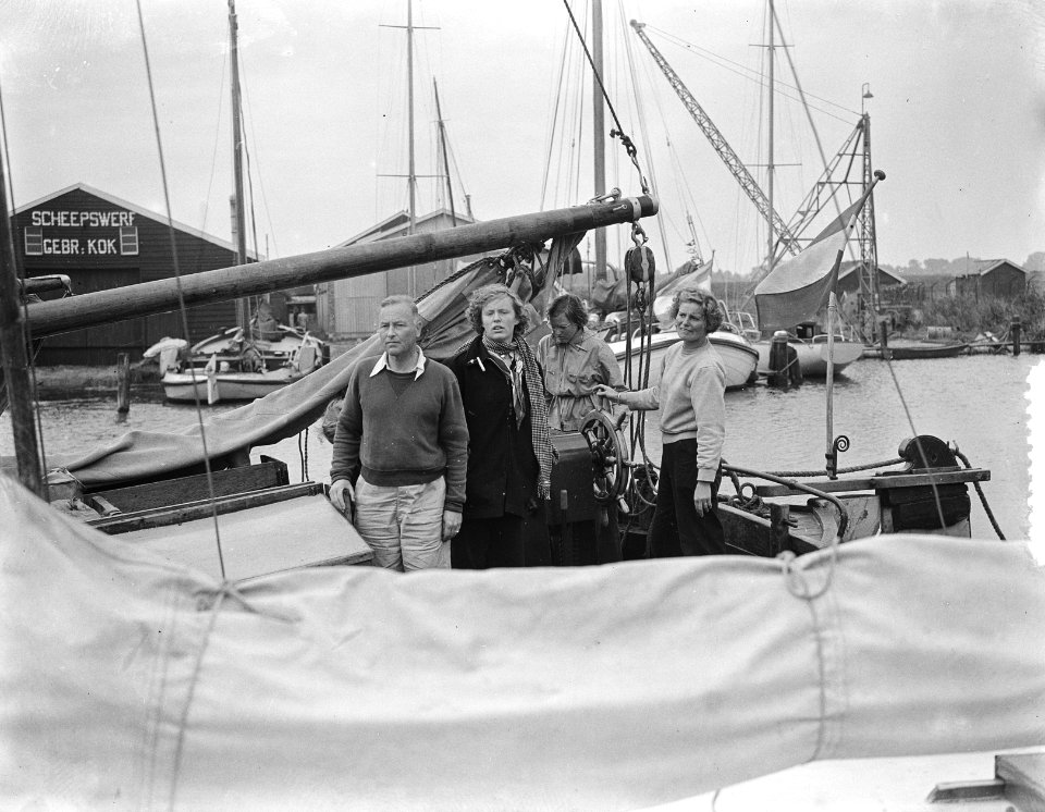 Prinses Beatrix en Irene aan boord Zeester van vakantie terug, Bestanddeelnr 905-2828