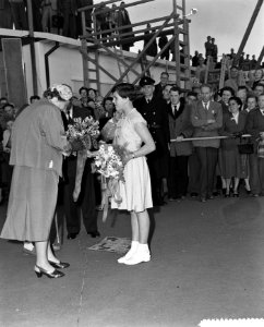 Prinses Margriet en koningin Juliana krijgen bloemen voordat prinses Margriet ee, Bestanddeelnr 906-7045