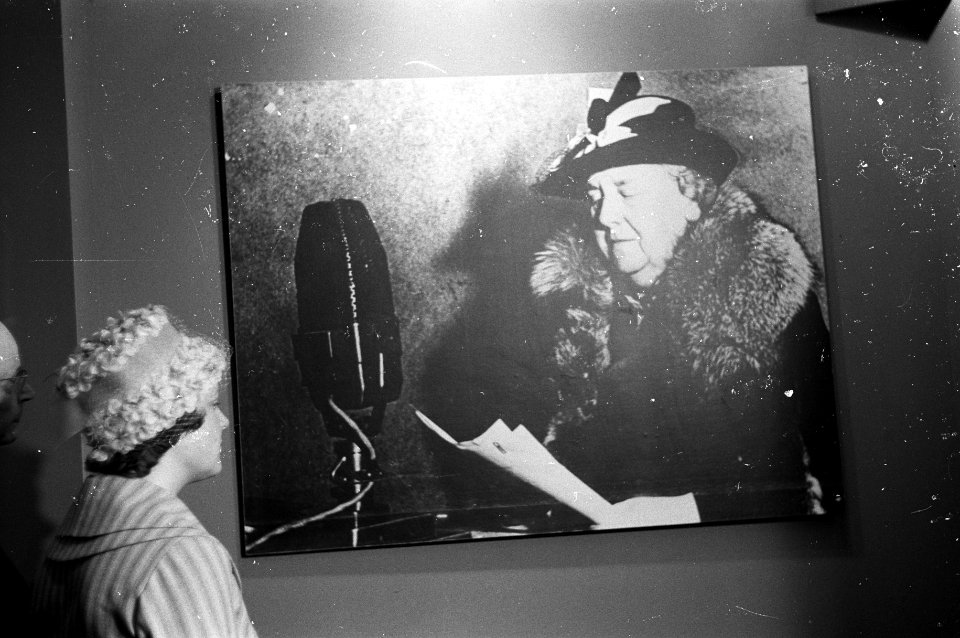 Prinses Irene opent het Oorlogsmuseum te Overloon, bij foto van haar grootmoeder, Bestanddeelnr 911-2753