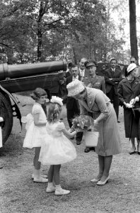 Prinses Irene opent het Oorlogsmuseum te Overloon en krijgt bloemen aangeboden, Bestanddeelnr 911-2751
