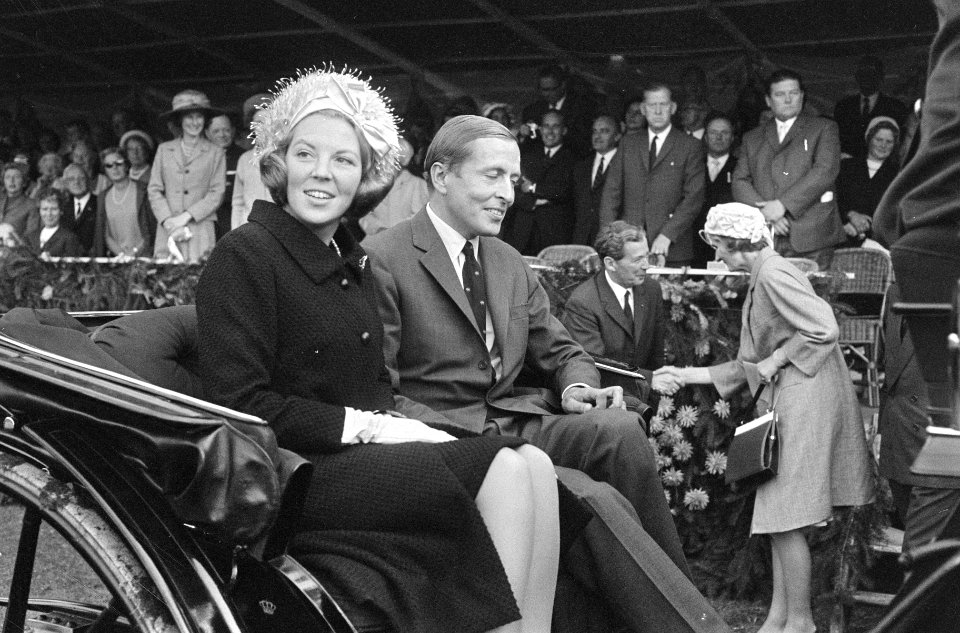 Prinses Beatrix en Claus in een open rijtuig tijdens de festiviteiten, Bestanddeelnr 919-5493