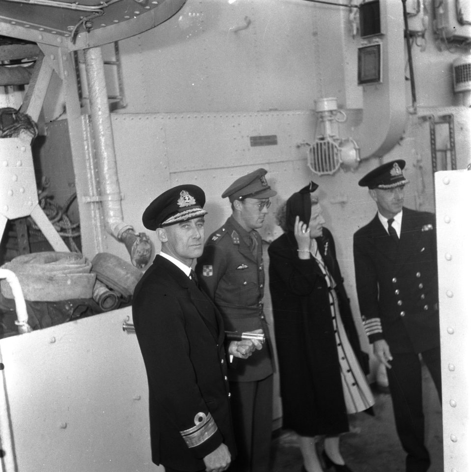 Prinses Juliana en prins Bernhard aan boord van HMS Bellona Naast hen de Britse , Bestanddeelnr 900-6686