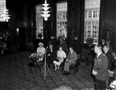 Prinses Beatrix en Claus bezoeken Amsterdam, in de Raadszaal, Bestanddeelnr 917-9318
