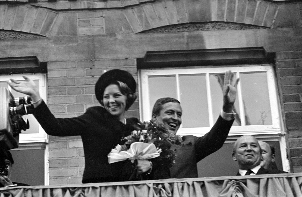 Prinses Beatrix en Claus bezoeken Hitzacker, prinses Beatrix en Claus op balkon , Bestanddeelnr 918-2567