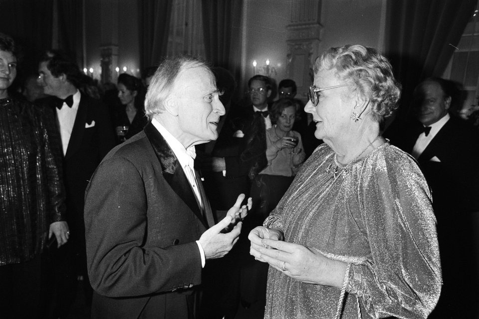 Prinses Juliana in gesprek met violist Yehudi Menuhin na het concert, Bestanddeelnr 931-7539