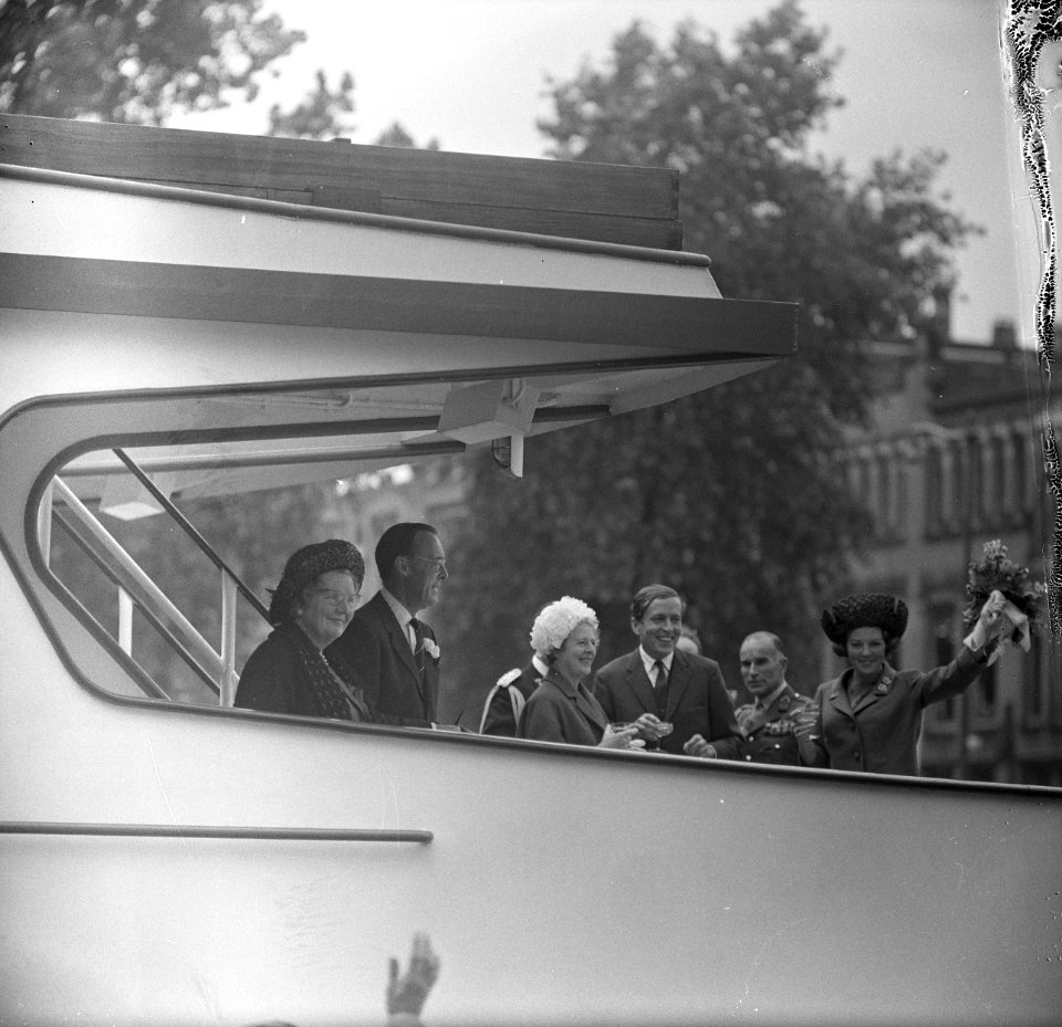 Prinses Beatrix en Claus bezoeken Rotterdam, Prinses Beatrix en Claus bij het aa, Bestanddeelnr 917-9483
