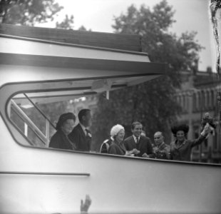 Prinses Beatrix en Claus bezoeken Rotterdam, Prinses Beatrix en Claus bij het aa, Bestanddeelnr 917-9483