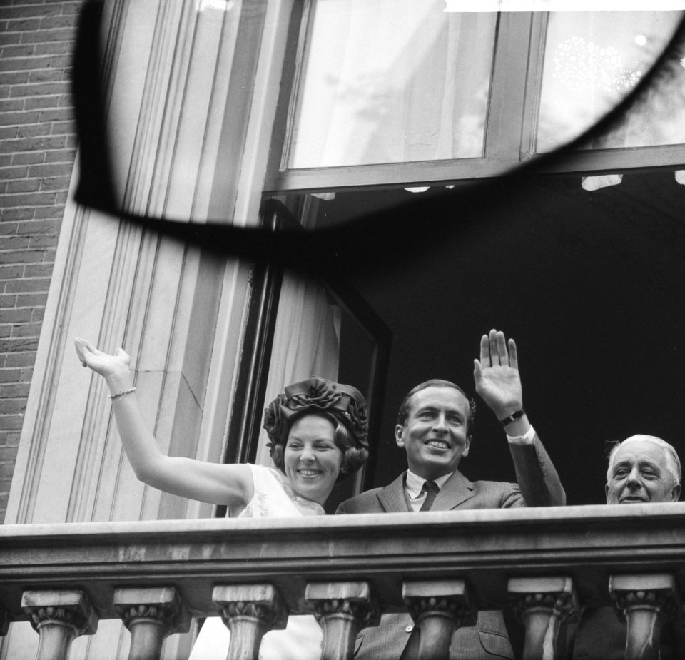 Prinses Beatrix en Claus bezoeken Amsterdam, Prinses Beatrix en Claus op balkon, Bestanddeelnr 917-9322