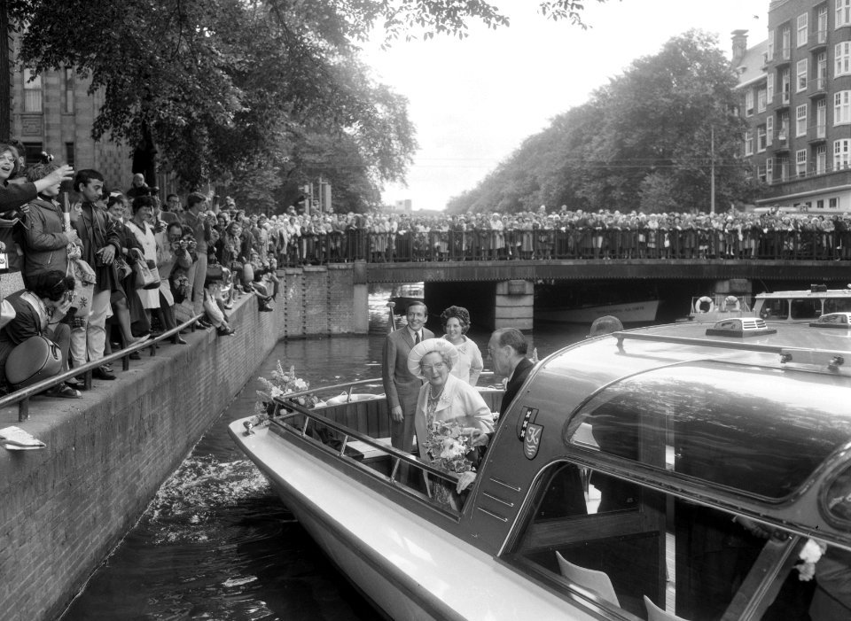 Prinses Beatrix en Claus bezoeken Amsterdam, tijdens de rondvaart vooraan koning, Bestanddeelnr 917-9309
